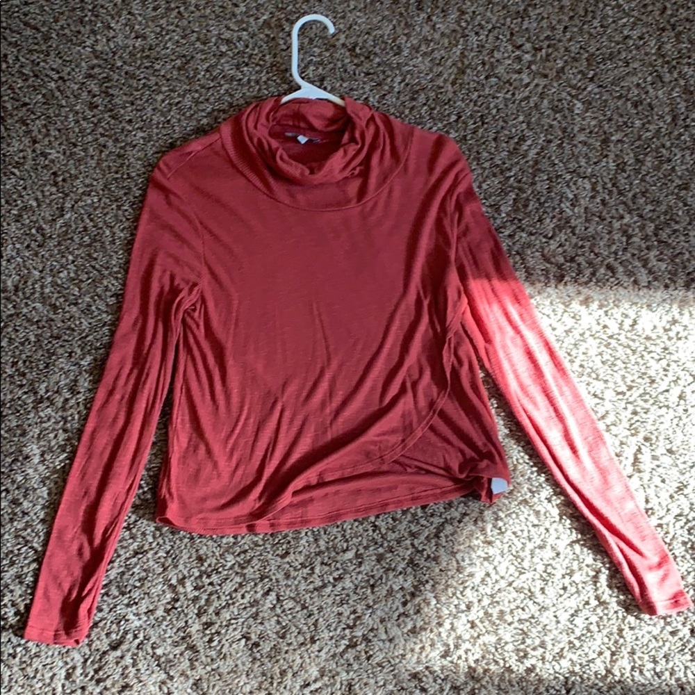 Mauve tone top with a turtle neck to it